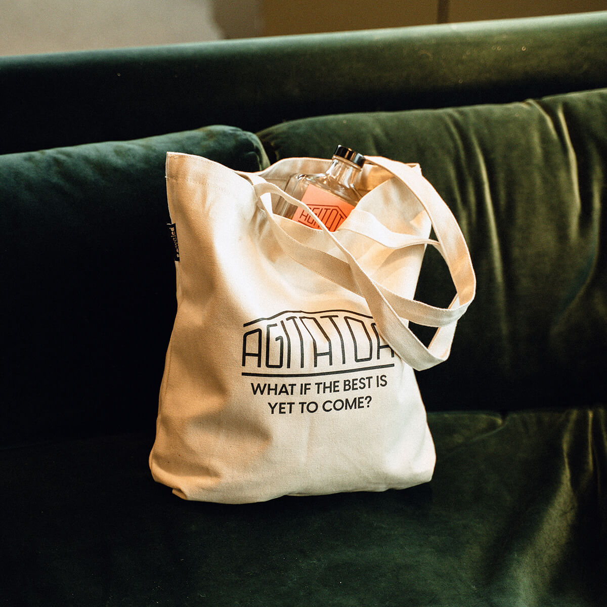 en tote bag agitator i soffa